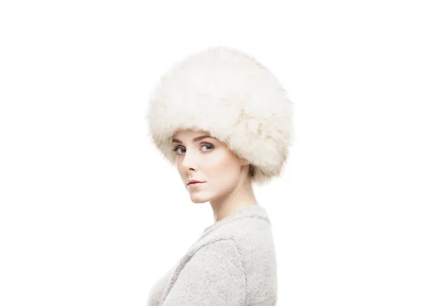 Красивая женщина в зимней меховой шапке — стоковое фото