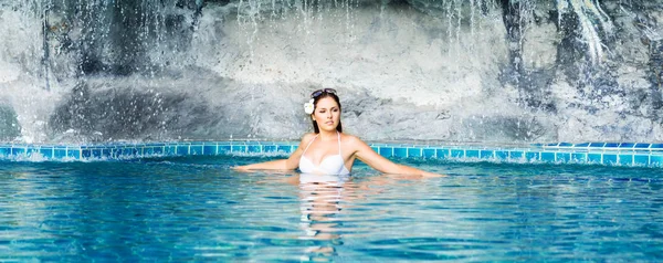 Femme dans la piscine — Photo