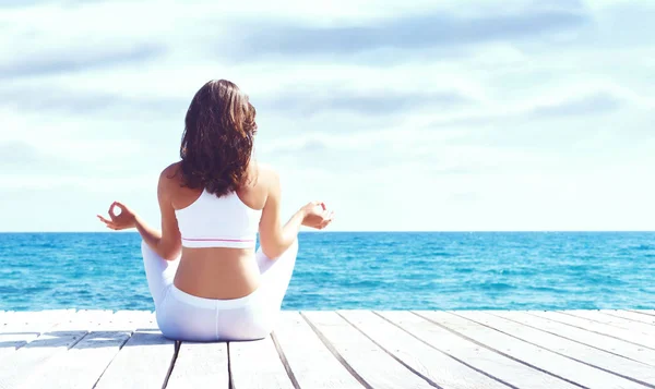Ahşap iskele üzerinde meditasyon kadın — Stok fotoğraf