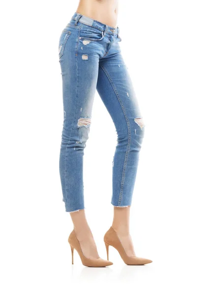 Jovem mulher em jeans elegantes — Fotografia de Stock