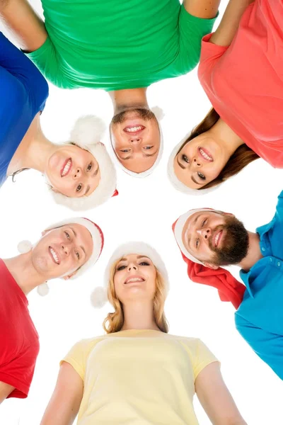 Gruppe junger Leute mit Weihnachtsmützen — Stockfoto