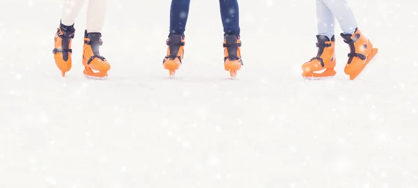 Vrouwelijke benen in schaatsen schoenen — Stockfoto
