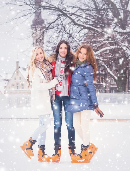 Jonge en mooie vrouwen, schaatsen — Stockfoto