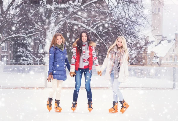 Mujeres jóvenes y bonitas patinaje —  Fotos de Stock