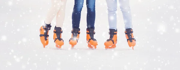 Piernas femeninas en zapatos de patinaje — Foto de Stock