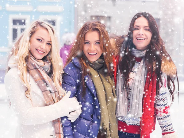 Young and pretty women skating — Stock Photo, Image