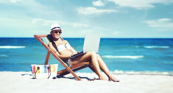 夏季海滩上放松的美丽女人 — 图库照片