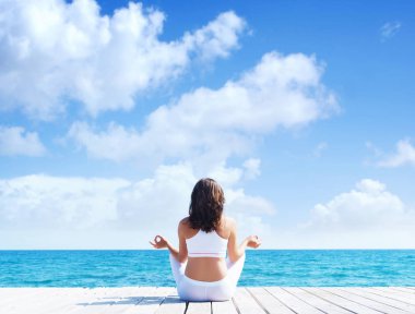 Ahşap iskele üzerinde meditasyon kadın