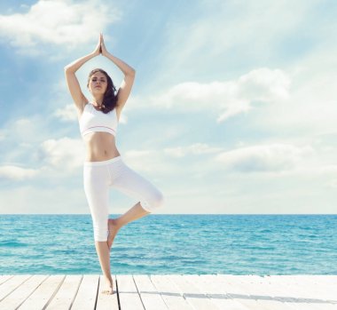 Ahşap iskele üzerinde meditasyon kadın