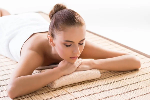 Schöne Frau entspannt im Wellness-Salon — Stockfoto