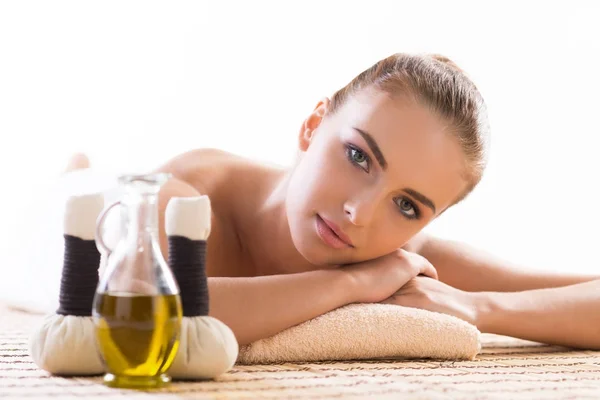 Beautiful woman relaxing in spa salon — Stock Photo, Image