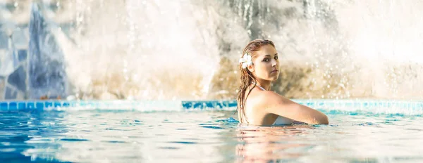 Nainen uima-altaassa — kuvapankkivalokuva