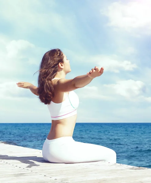 Mulher meditando no cais de madeira — Fotografia de Stock