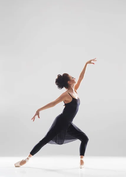 Bailarina de ballet femenina en performance artística — Foto de Stock