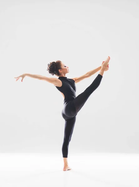Bailarina de ballet femenina en performance artística — Foto de Stock