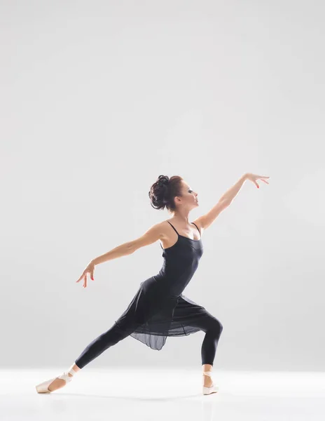 Bailarina de ballet femenina en performance artística —  Fotos de Stock