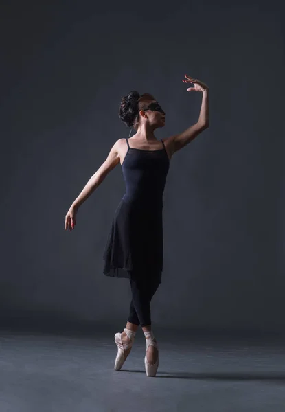 Bailarina de ballet femenina en performance artística —  Fotos de Stock