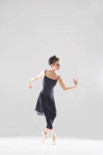 アート パフォーマンスの女性バレエ ダンサー — ストック写真