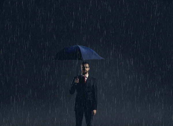 黒のスーツのビジネスマン — ストック写真