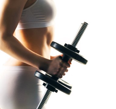 genç kadın dumbbell ile