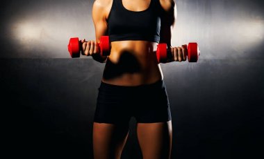 genç kadın siyah spor giyim uygun 