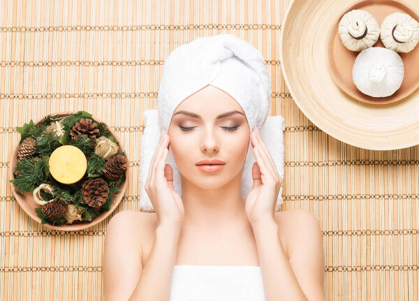 женщина, проходящая процедуру ароматерапии
