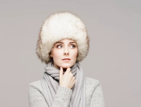 Bella donna in cappello di pelliccia invernale — Foto Stock