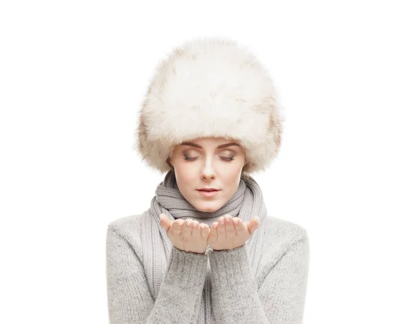 겨울 모피 모자에 있는 아름 다운 여자 — 스톡 사진