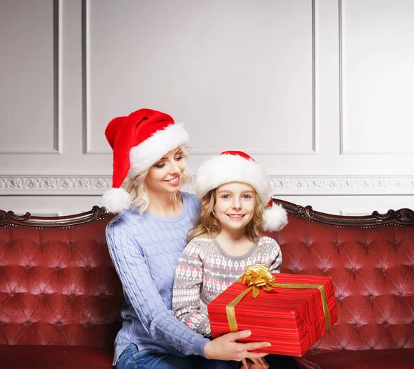 Mor och dotter firar jul hemma — Stockfoto