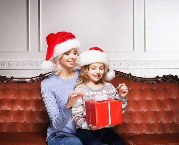 Mother and daughter celebrating Christmas at home — Stock Photo, Image