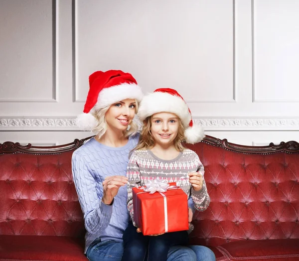 Mother and daughter celebrating Christmas at home — Stock Photo, Image