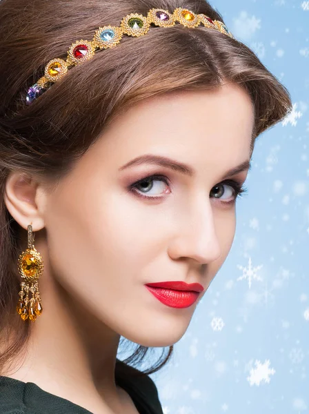 Młoda piękna kobieta w biżuterii — Zdjęcie stockowe