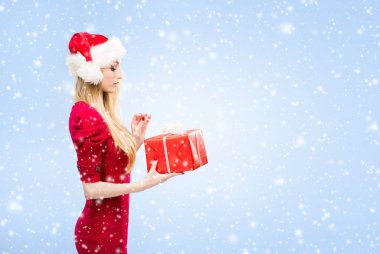 Noel Baba şapkalı güzel kadın. 