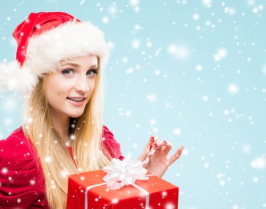 Noel Baba şapkalı güzel kadın. 