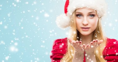 Noel Baba şapkalı güzel kadın. 