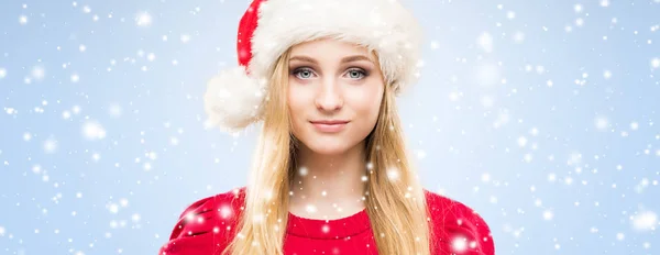 Belle femme en chapeau de Père Noël — Photo