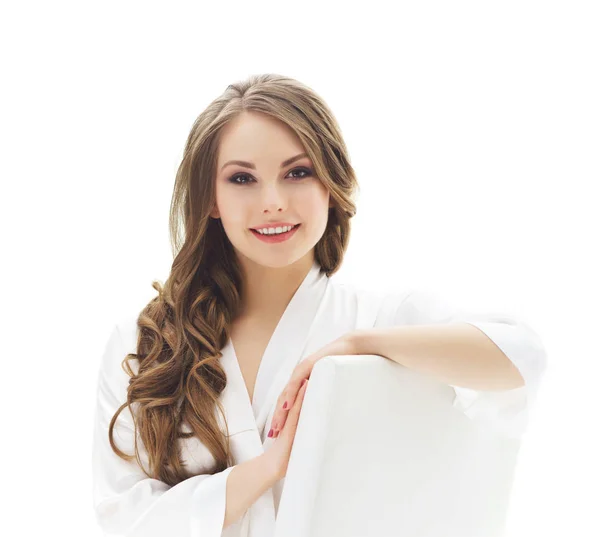 Jonge vrouw in witte badjas — Stockfoto
