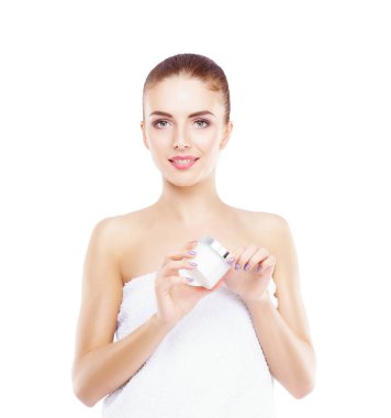 Havluya sarılı genç kadın