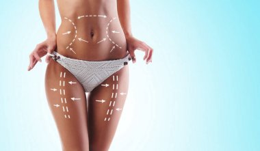 Genç kadının fit ve ince bacakları 