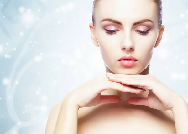 Retrato de mulher jovem, bonita e saudável: sobre fundo de inverno. Cuidados de saúde, spa, maquiagem e conceito de elevação de rosto . — Fotografia de Stock