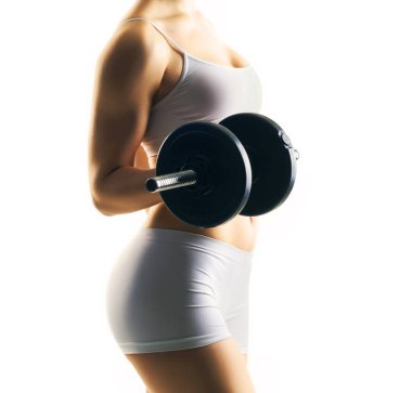 Sportif kız beyaz izole dumbbells ile eğitim gövdesi. Spor, sağlık ve fitness kavramı.