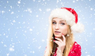 Noel arka plan ile kar üzerinde çekici sarışın kadın portresi.