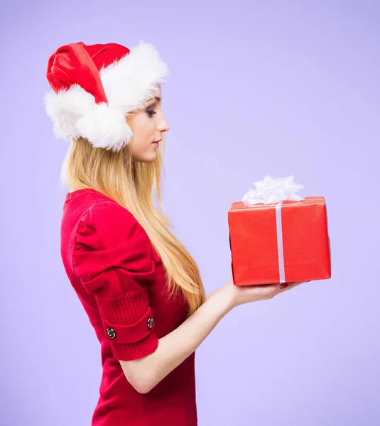 Attraente e bella ragazza in cappello di Natale su sfondo invernale con fiocchi di neve . — Foto Stock