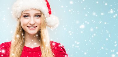 Kış arka plan üzerinde Noel şapkalı genç ve güzel kız portresi