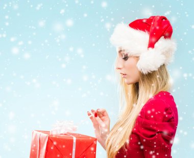 Genç ve güzel kız portresi. Yeni yıl ve Noel kavramı.