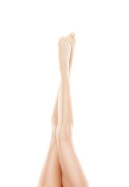 Güzel, uygun ve sportif bacaklar beyaz izole. Sağlık, spor, fitness, epilasyon, selülit ve saç kaldırma, liposuction, sağlıklı yaşam tarzı kavramı.