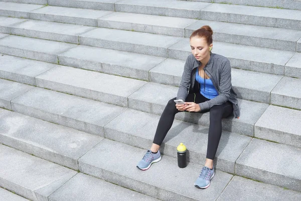 Genç Zinde Sportif Kadın Merdivenlerde Oturan Eğitim Sonra Dinlenme Fitness — Stok fotoğraf