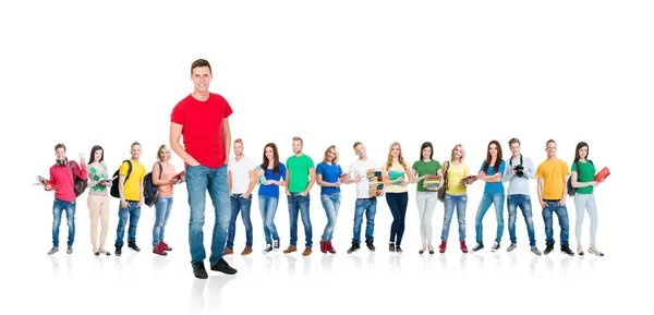 白い背景の上に一緒に立っている本やバックパックを持つ十代の学生の大きなグループ 大学の概念 最前線でポケットに手を持つ男 — ストック写真