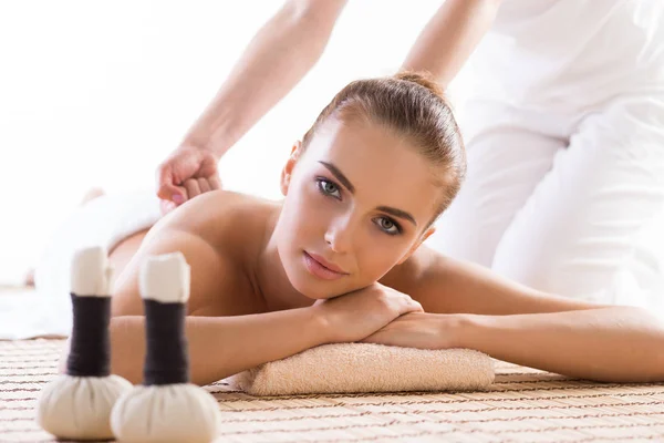 Mulher Bonita Jovem Saudável Salão Spa Com Massagem Tratamento Massagens — Fotografia de Stock