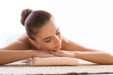 genç, güzel ve sağlıklı kadın rahatlatıcı spa salonda beyaz arka plan üzerinde. Spa, sağlık ve sağlık kavramı, geleneksel oryantal terapi 